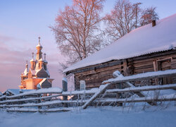 Domy i cerkiew we wsi Kimzha zimową porą