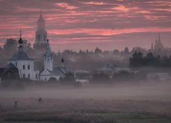 Domy i cerkwie we mgle