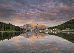 Góry, Dolomity, Jezioro, Misurina Lake, Domy, Grand Hotel Misurina, Chmury, Cortina dAmpezzo, Region Cadore, Włochy