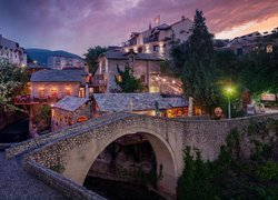 Domy i kamienny most w mieście Mostar