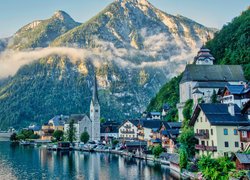 Domy i kościół nad jeziorem Hallstattersee w Hallstatt w Austrii