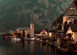 Góry, Alpy Salzburskie, Jezioro Hallstattersee, Hallstatt, Domy, Kościół, Austria