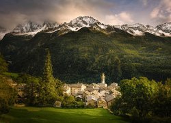 Domy i kościół w szwajcarskim Soglio na tle gór