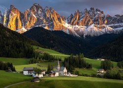 Włochy, Wieś, Santa Maddalena, Dolina Val di Funes, Góry, Dolomity, Lasy, Drzewa, Domy, Kościół