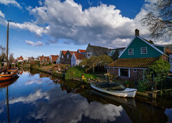 Domy i łodzie na kanale w holenderskim mieście Edam