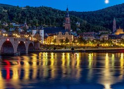 Domy i most nad rzeką Neckar w Heidelbergu