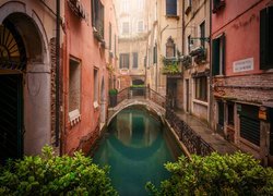 Domy i mostek na kanale w Wenecji
