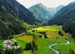 Domy i rzeka w alpejskiej dolinie