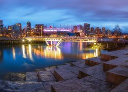 Domy i stadion nad zatoką False Creek