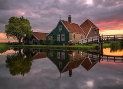 Holandia, Skansen Zaanse Schans, Miejscowość Zaandam, Kanał, Rzeka, Most, Wiatrak, Drzewa, Domy, Chmury