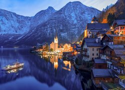 Domy na brzegu jeziora Hallstattersee w Hallstatt