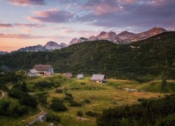 Góry, Alpy Julijskie, Płaskowyż Komna, Las, Domy, Drogi, Chmury, Gmina Kranjska Gora, Słowenia