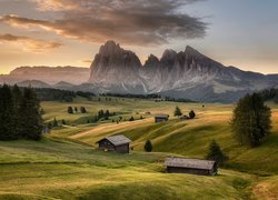 Dolomity, Góry, Sassolungo, Płaskowyż Seiser Alm, Dolina, Val Gardena, Drzewa, Chmury, Drewniane, Domy, Włochy