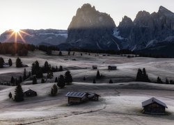 Płaskowyż, Seiser Alm, Dolina Val Gardena, Góry Sassolungo, Włochy, Dolomity, Promienie słońca, Domy