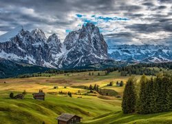 Włochy, Region Trydent-Górna Adyga, Dolomity, Płaskowyż Seiser Alm, Góry, Ośnieżone szczyty, Las, Drzewa, Chmury, Domy