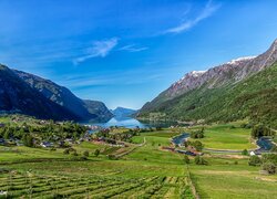 Góry, Jezioro, Łąka, Pole, Domy, Wieś Skjolden, Gmina Luster, Hrabstwo Vestland, Norwegia