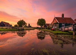 Domy, Wiatrak, Rzeka, Kanał, Skansen Zaanse Schans, Most, Drzewa, Niebo, Wschód słońca, Zaandam, Holandia