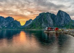 Norwegia, Lofoty, Morze Norweskie, Kamienie, Domy, Góry, Zachód słońca, Chmury