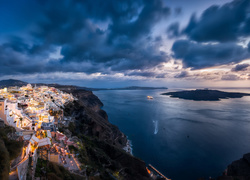 Domy na wybrzeżu wyspy Santorini