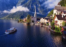 Domy na wzgórzu nad jeziorem Hallstattersee w Hallstatt