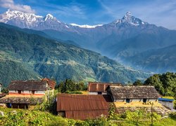Domy na wzgórzu z widokiem na Himalaje
