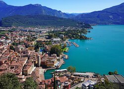 Włochy, Góry, Alpy, Las, Drzewa, Miasto, Riva del Garda, Domy, Jezioro, Lake Garda