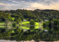 Domy nad jeziorem Grasmere w Anglii