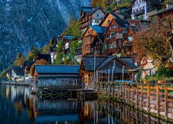 Austria, Hallstatt, Jezioro Hallstattersee, Alpy Salzburskie, Domy, Drzewa