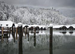 Domy nad jeziorem Konigssee zimową porą
