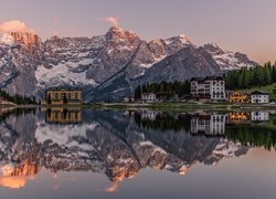 Góry, Dolomity, Jezioro, Misurina Lake, Drzewa, Domy, Grand Hotel Misurina, Cortina dAmpezzo, Włochy