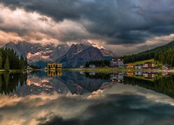 Włochy, Góry, Dolomity, Jezioro Misurina, Grand Hotel Misurina, Las, Domy, Drzewa, Odbicie, Chmury