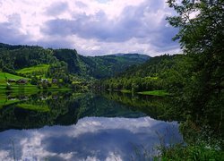 Domy nad jeziorem Seimsvatnet w Norwegii