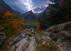 Domy nad jeziorem w górskiej dolinie