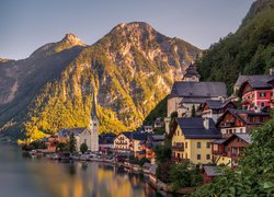 Zachód słońca, Góry, Jezioro Hallstattersee, Domy, Drzewa, Miasto, Hallstatt, Austria