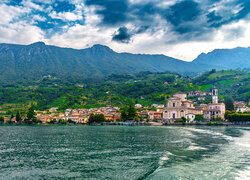 Domy nad jeziorem w miejscowości Sale Marasino we Włoszech