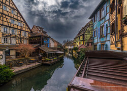 Domy nad kanałem w Colmar we Francji