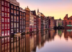 Domy nad kanałem wodnym w Amsterdamie