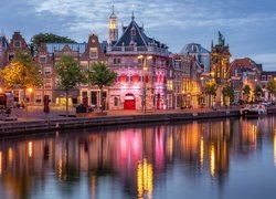 Domy nad rzeką Spaarne w holenderskim mieście Haarlem