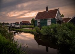 Domy nad rzeką w Zaandam o zachodzie słońca