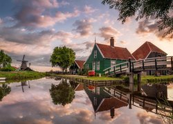 Holandia, Skansen Zaanse Schans, Miejscowość Zaandam, Kanał, Rzeka, Most, Wiatraki, Domy, Chmury