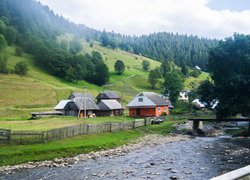 Domy obok rzeki przy wzgórzu