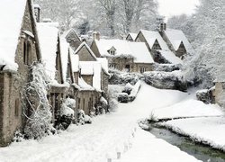 Domy pokryte śniegiem we wsi Bibury w Anglii