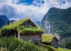 Domy pokryte trawą na tle gór w Norwegii