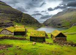 Domy pokryte trawą w osadzie Saksun na Wyspach Owczych