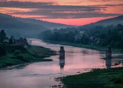 Domy pośród drzew nad rzeką