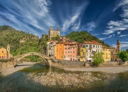 Domy przy moście nad rzeką Nervia we włoskim miasteczku Dolceacqua