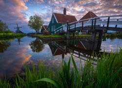 Domy przy moście w skansenie Zaanse Schans w Holandii