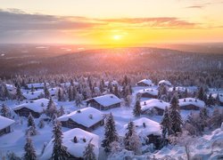 Domy przysypane śniegiem w górach