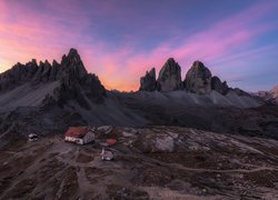 Domy u podnóża masywu górskiego Tre Cime di Lavaredo we włoskich Dolomitach