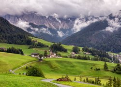 Włochy, Góry, Dolomity, Południowy Tyrol, Chmury, Mgła, Wieś, Santa Maddalena, Domy, Kościół, Droga, Lasy, Drzewa